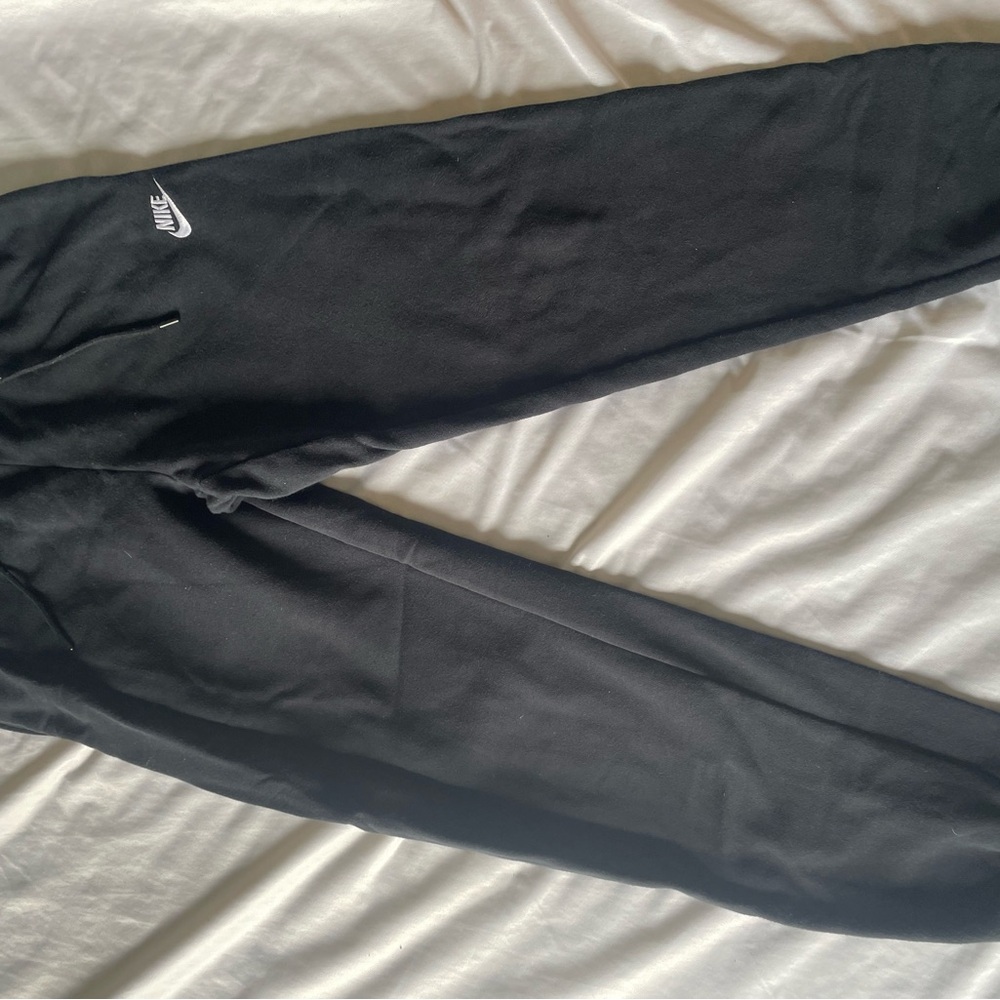 Nike Black Tapered Sweatpants for Active Comfort
